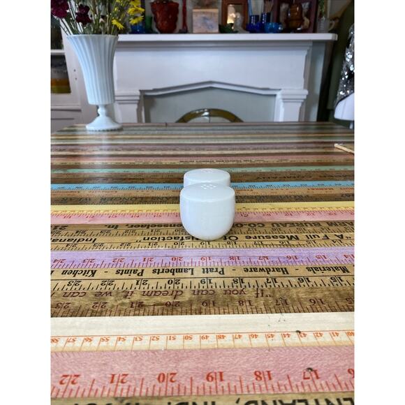 MCM Pebbleford White Speckled Salt Pepper Shaker Set T S & T Taylor Smith 2" - Picture 4 of 10